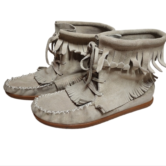 Softmoc grey moccasin fringe booties. - Picture 8 of 17